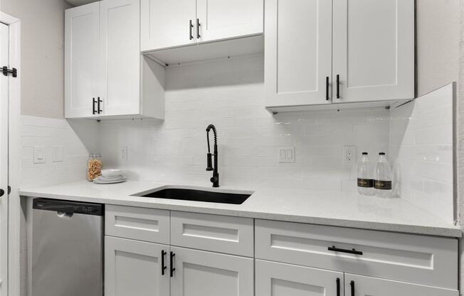 2 beds, 1 bath, $1,395, Unit APARTMENT A5