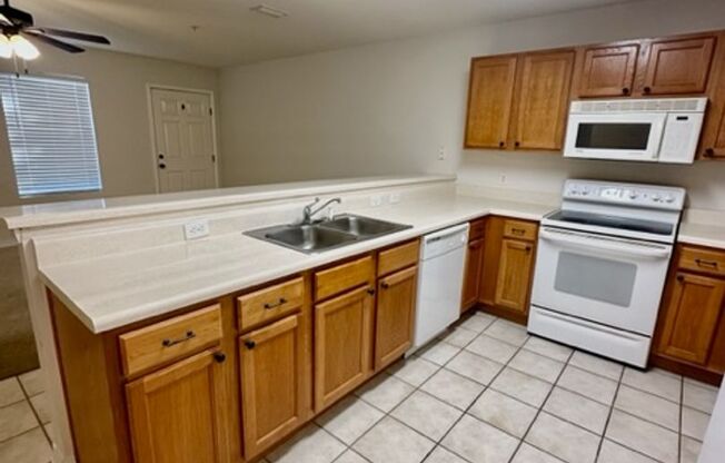 3 bedroom/2.5 bathroom/1 car garage town home for rent in Southeast FWB!