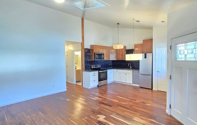 3BD/2BA - Trendy duplex located in Carolina Place!