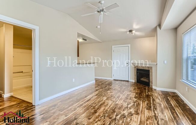 Bright & Comfortable Upper-Level Unit – Spacious, Practical, and Full of Charm!