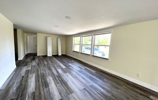 FIRST MONTHS RENT FREE!!! 5 ACRES OF PARADISE!!!