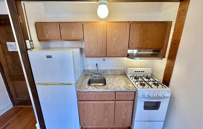 Studio, 1 bath, 320 sqft, $1,425, Unit 225-215