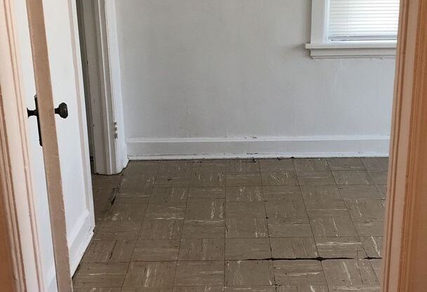 1 bed, 1 bath, $640, Unit R