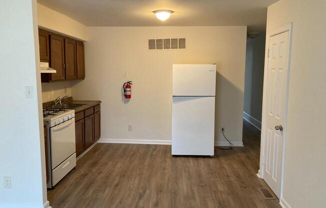 1927 W RIV DR