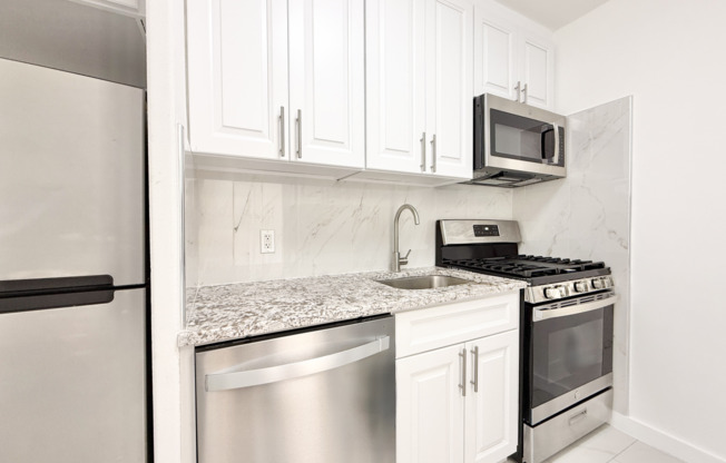 Studio, 1 bath, $3,400, Unit 14F