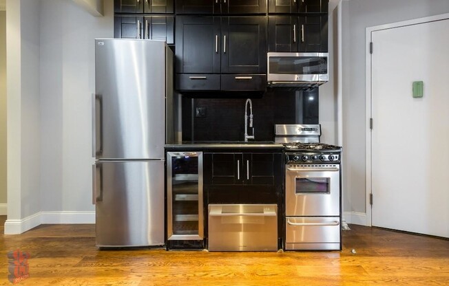 3 W 103 ST