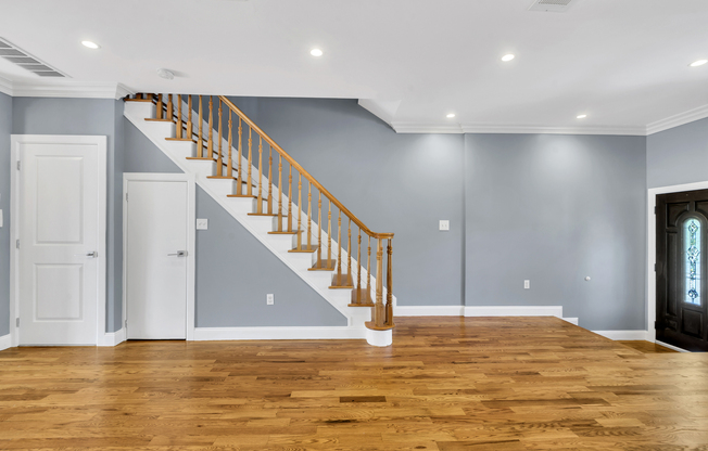 28 ROOSEVELT PL