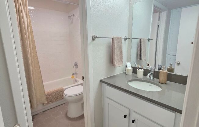 2 beds, 1 bath, 900 sqft, $1,321, Unit LAW11-116