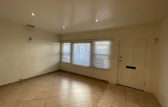 Bright & Spacious Unit in the Heart of Burbank – Utilities Included!