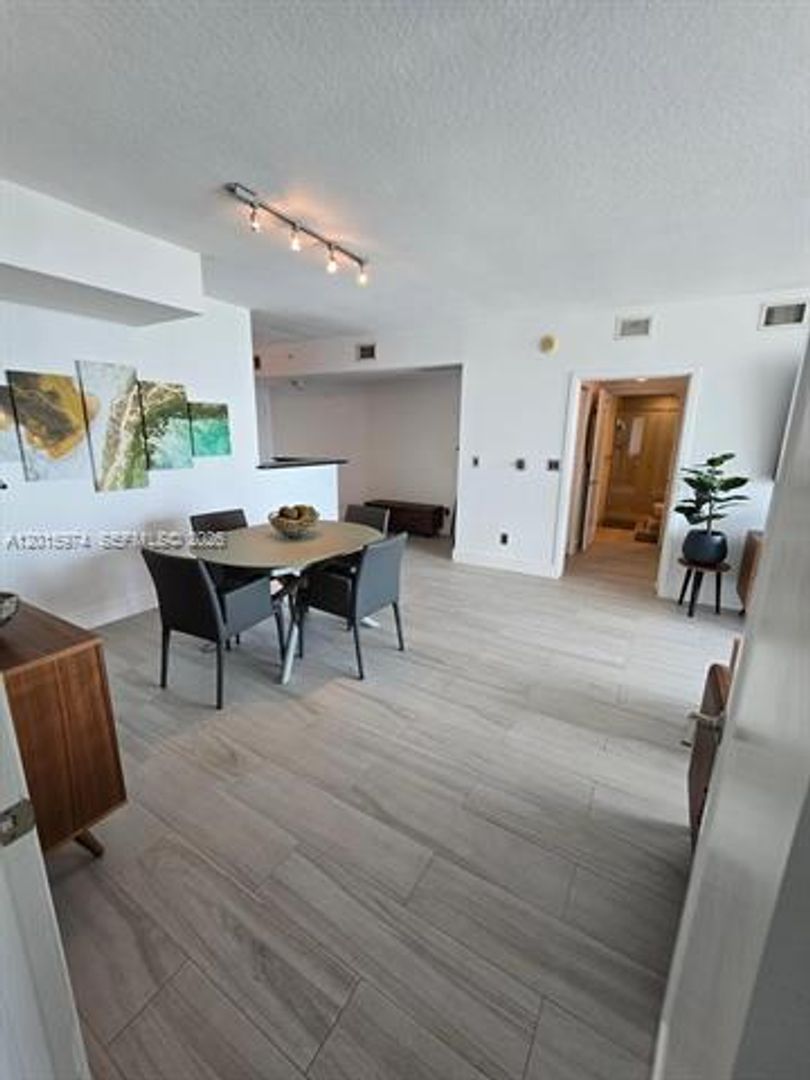 2 beds, 2 baths, 1,227 sqft, $4,400, Unit 325 S Biscayne Blvd # 3719