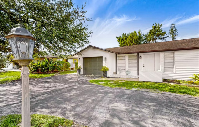 Great Property with Pool in Desirable Flamingo Estates!