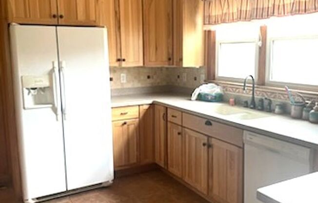 Five Bedroom Three Bath Home in Cross Lanes minutes from I-64 For Quick Access to Charleston and/or Teays Valley