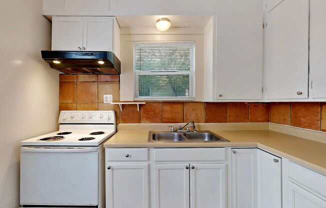 2 beds, 1 bath, 900 sqft, $1,400, Unit 823 11th Street NW