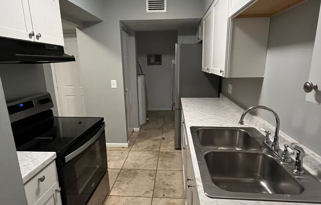 2 Bed| 1 Bath NEW CARPET !