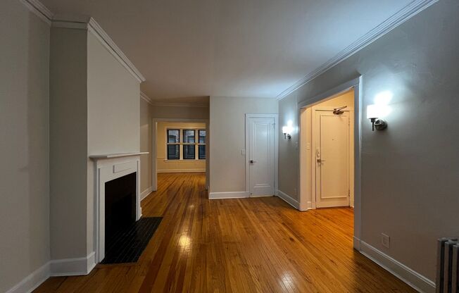 1 bed, 1 bath, 695 sqft, $1,695, Unit 810-1L