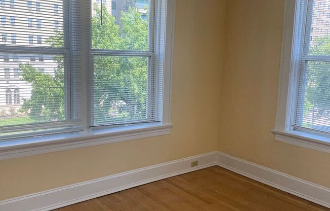 2 beds, 1 bath, 775 sqft, $1,575, Unit 400