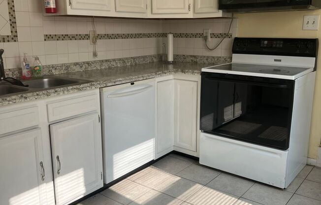 Beautiful Columbia 2 BR for Immediate Move in