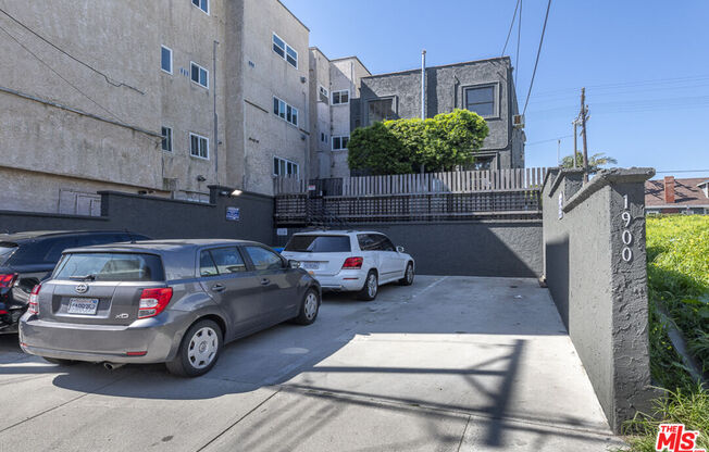 1900 PACIFIC AVE