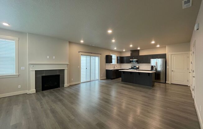 Spacious 4 bed/2.5 Bath Single Family Home Bethany! Full Solar!! Close to Forest Park, Springville Meadows, and highway access! Custom Storage throughout