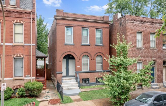 1st Floor 2-bedroom under $1,000/m in Benton Park, Pet-friendly, Off-street parking, Laundry, and more