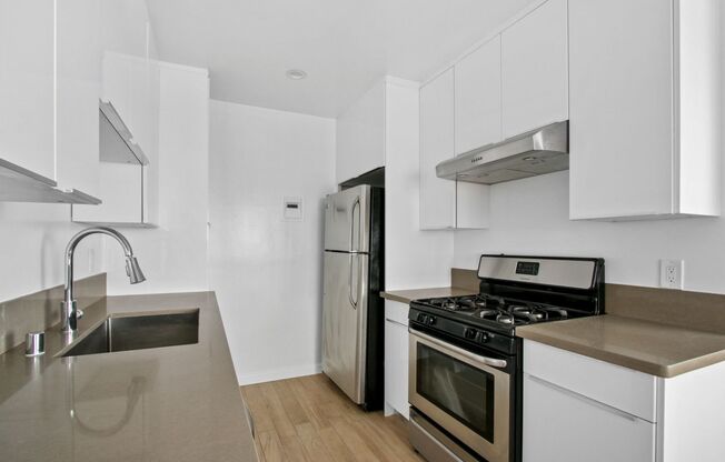 1043 5th St - north of Wilshire and 5 blocks to the beach!