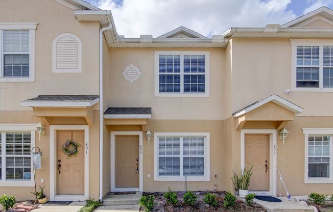 RENT BY MAY 15TH and RECEIVE 2 WEEKS OFF YOUR FIRST MONTH'S RENT!!! Beautiful 2 Bed/2.5 Bath Townhome in Placid Lakes Community in Sanford!
