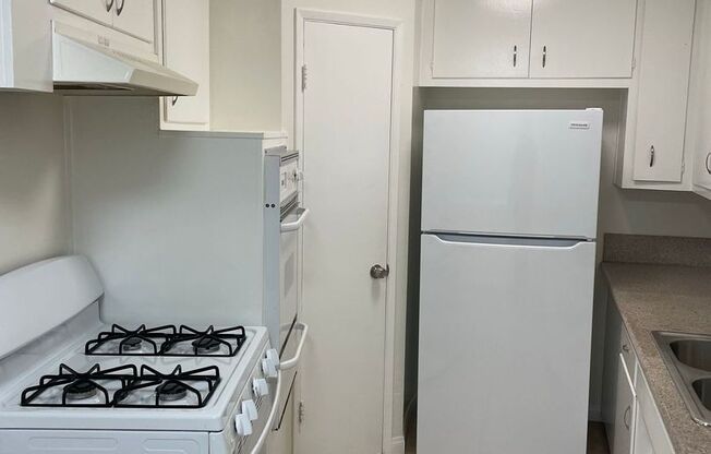 2 beds, 2 baths, 1,000 sqft, $3,395, Unit 4