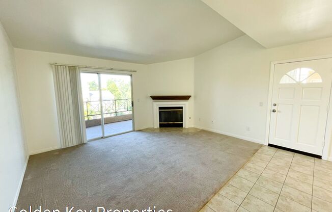 Beautiful upstairs unit in the La Costa Alta Community!