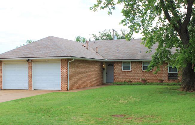 Great Home in Warr Acres Close & Convenient to Shopping & Highways!!!