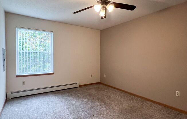 2 beds, 1 bath, 918 sqft, $1,100, Unit WE 1000 RL-16