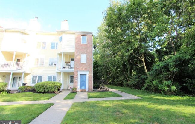 Crestwood 2 bed + Loft Large Condo Available Sep 1