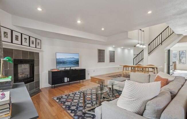 GORGEOUS BRICK TOWNHOME 2BD/3BA+LOFT- CHERRY CREEK, CO AVAILABLE 7/18!