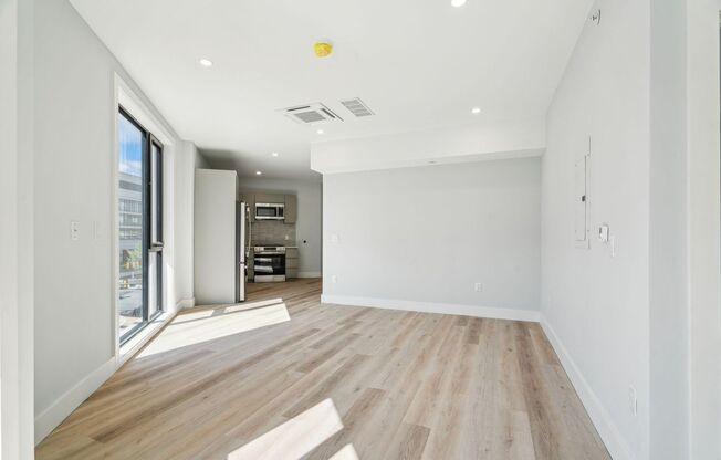 2 beds, 1 bath, $2,700, Unit 206