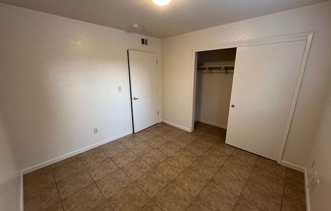 2 beds, 1 bath, $1,100, Unit 29