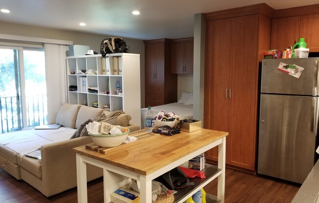 Studio, 1 bath, 480 sqft, $1,895, Unit 75-63