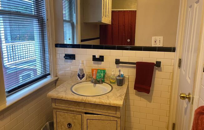 1 bed, 1 bath, $975, Unit Apt. 2