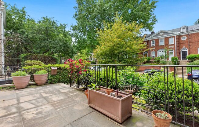 Available Now! 4 Bedroom  3.5  Bathroom Townhouse //Woodley Park// Garage, Driveway & 3 Levels of Living Space!