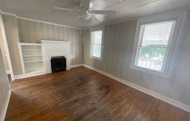 Simply the BEST! Adorable 1 Bedroom/1 Bath Located off Historic Camp Bowie! ((Covered Deck)) Minutes to Downtown Ft Worth ~