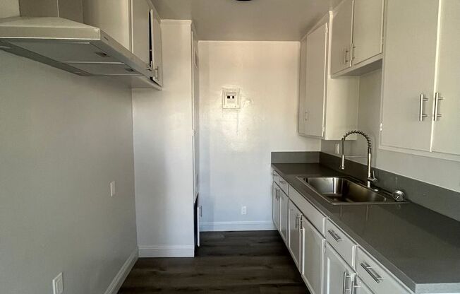 1 bed, 1 bath, $2,000, Unit 09