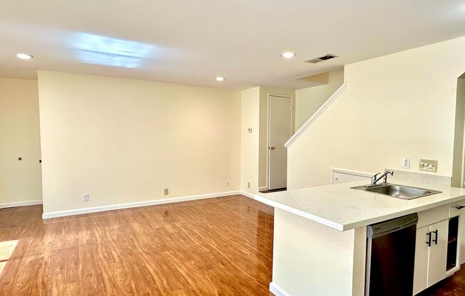 $2290 2 BR - 920 S.F. GORGEOUS TOWNHOUSE IN IRVINGTON-CENTRAL FREMONT