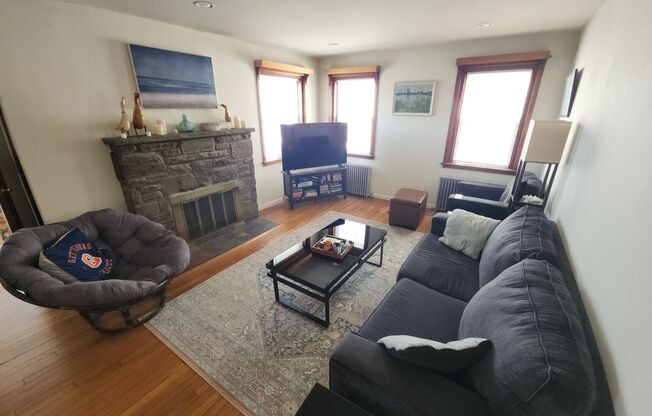 2 beds, 1 bath, $2,195