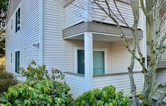 Charming 2 Bedroom Condo minutes from I5 and the Alderwood Mall. Half off the first months rent!!!