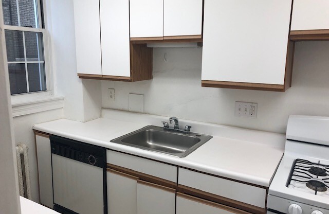 1 bed, 1 bath, 962 sqft, $1,560, Unit New King Edward  208