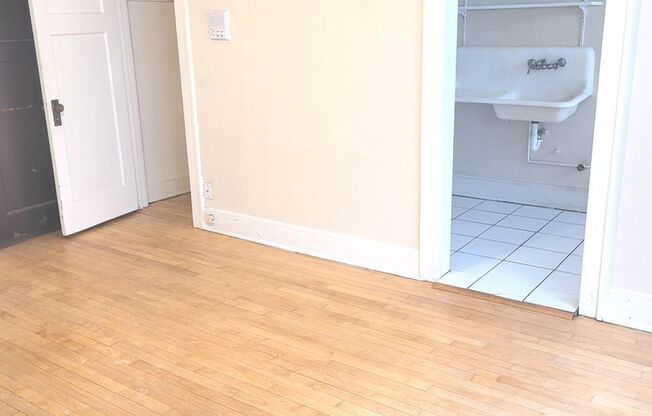 Studio, 1 bath, $875, Unit 25