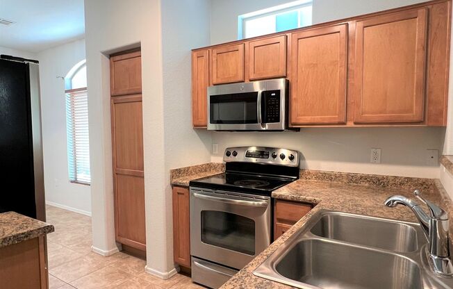 3 beds, 2.5 baths, $1,985, Unit UNIT 1045