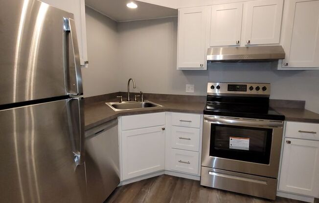2 beds, 2 baths, 925 sqft, $1,300, Unit 122