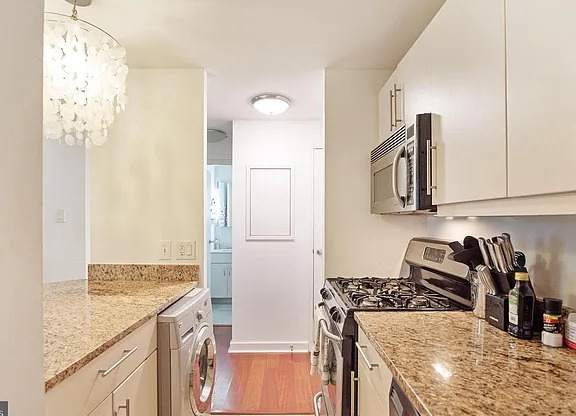 225 S 18 ST