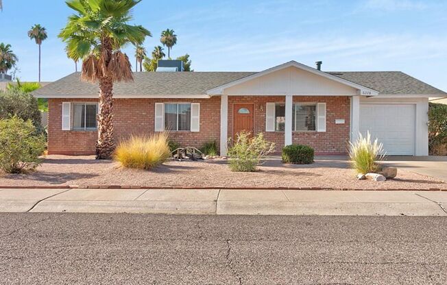 4 BEDROOM 2 BATHROOM SCOTTSDALE HOME! PRIVATE BACKYARD WITH SPARKLING POOL!