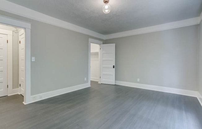 St. Johns: Gorgeous Renovated Studio Ready Late-May!