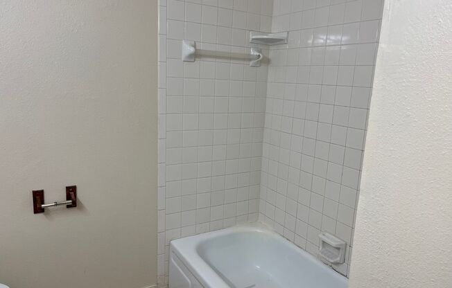 2 beds, 1 bath, $595